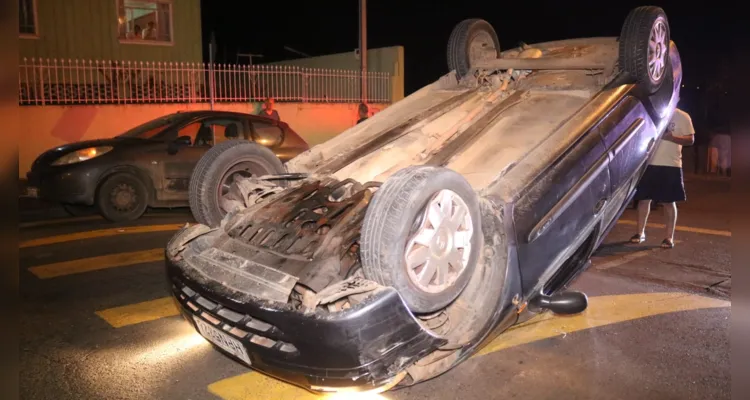 Clio tombou e parou com as rodas para o ar exatamente sobre a lombada