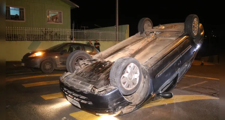 Clio tombou e parou com as rodas para o ar exatamente sobre a lombada