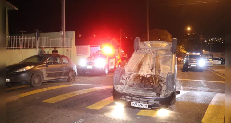 Clio tombou e parou com as rodas para o ar exatamente sobre a lombada