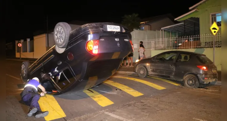 Clio tombou e parou com as rodas para o ar exatamente sobre a lombada