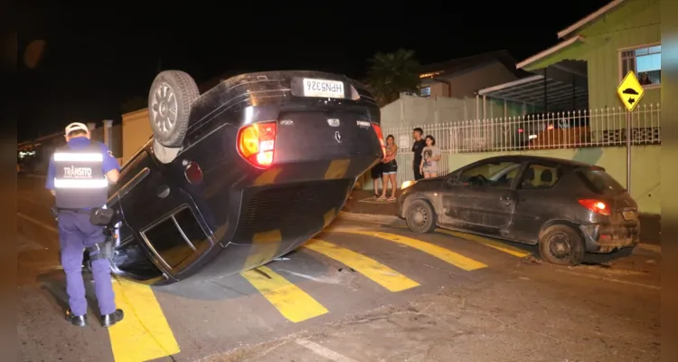 Clio tombou e parou com as rodas para o ar exatamente sobre a lombada