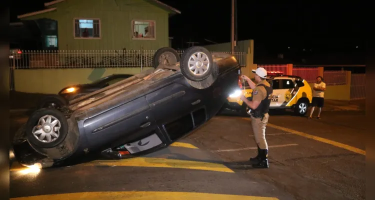 Clio tombou e parou com as rodas para o ar exatamente sobre a lombada