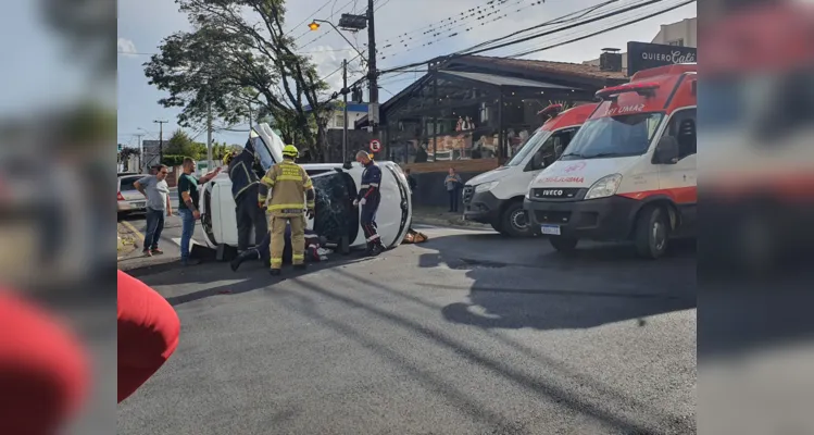 Veículo capota após acidente na região central de Ponta Grossa