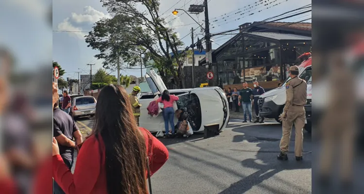 Veículo capota após acidente na região central de Ponta Grossa