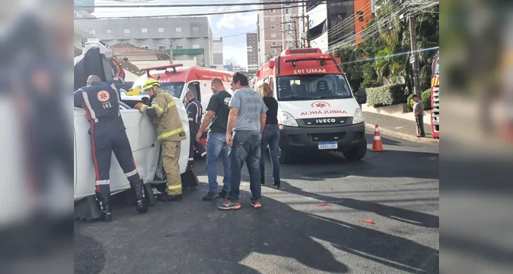 Veículo capota após acidente na região central de Ponta Grossa