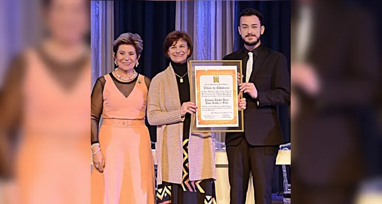 A homenageada Carmen Rachel Rosa Cunha e Silva, ao lado da prefeita Elizabeth e do presidente da Câmara, Filipe Chociai