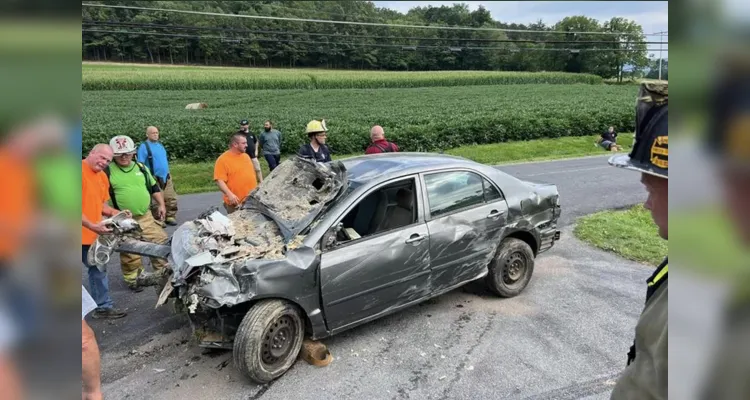 Carro bate em bueiro e vai parar no 2º andar de casa; veja fotos