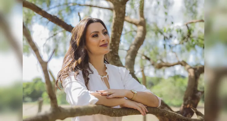 Competente advogada, recebeu de herança familiar, o espírito político. Ficou em segundo lugar na disputa pela prefeitura, e segue atuando de forma fulgente como Deputada Estadual