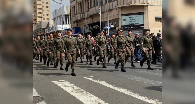 A celebração foi iniciada com a revista das tropas e forças de segurança, operacionais, civis e militares