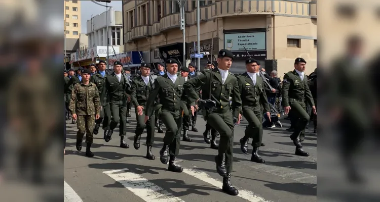 A celebração foi iniciada com a revista das tropas e forças de segurança, operacionais, civis e militares