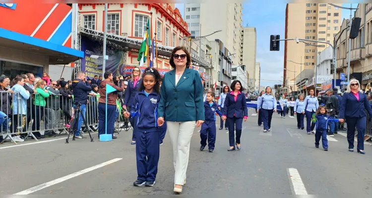 Após a execução dos hinos nacionais, com o coral das escolas municipais, iniciou o deslocamento