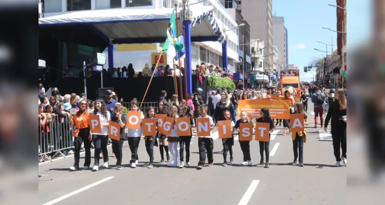 Mais de 25 mil pessoas celebram desfile dos 200 anos de PG