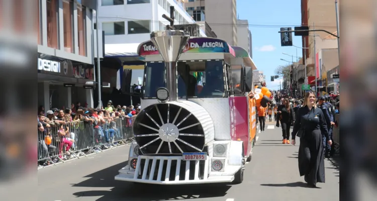 Mais de 25 mil pessoas celebram desfile dos 200 anos de PG