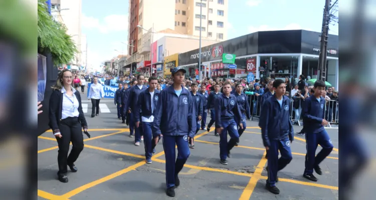 Mais de 25 mil pessoas celebram desfile dos 200 anos de PG