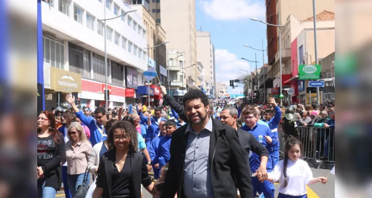 Mais de 25 mil pessoas celebram desfile dos 200 anos de PG