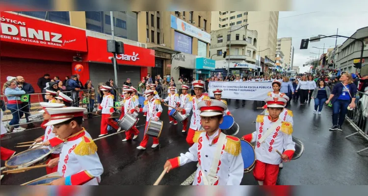 Participam do desfile 63 instituições, com expectativa da passagem de 8 mil pessoas pela avenida