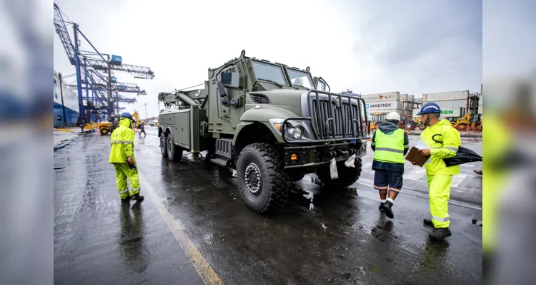 Viaturas blindadas do Exército fabricadas nos EUA chegam ao PR