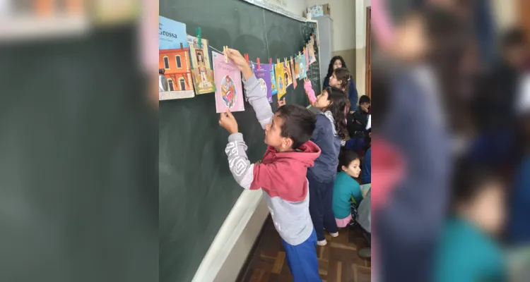 Durante as atividades, os alunos realizaram a escolha de livros para lerem e trocarem com os colegas