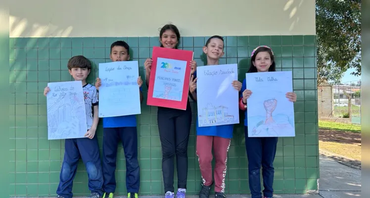 Os alunos confeccionaram cartazes e um livro sobre os locais turísticos da cidade