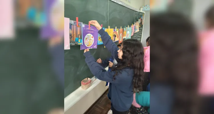 Durante as atividades, os alunos realizaram a escolha de livros para lerem e trocarem com os colegas