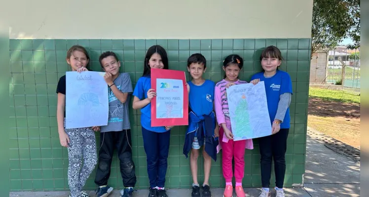 Os alunos confeccionaram cartazes e um livro sobre os locais turísticos da cidade