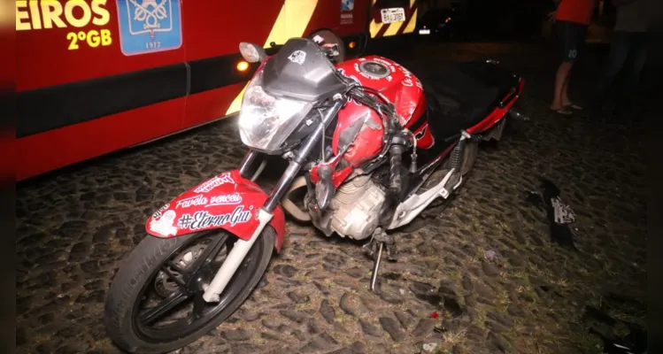 Moto ficou danificada após o acidente de trânsito.