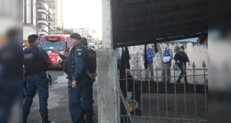 Agentes de segurança durante a ocorrência.