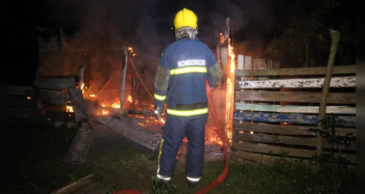 Incêndio aconteceu na madrugada deste sábado (23) 