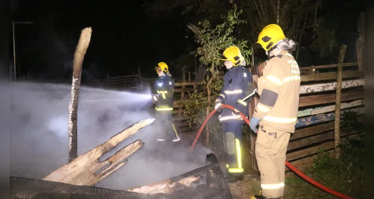 Incêndio aconteceu na madrugada deste sábado (23) 