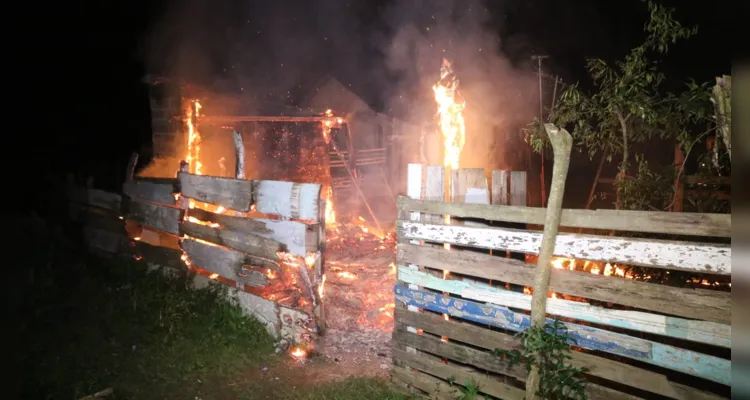 Incêndio aconteceu na madrugada deste sábado (23) 