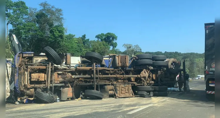 Um caminhão tombou na manhã desta quinta-feira (21) na BR-376, entre Imbaú e Tibagi