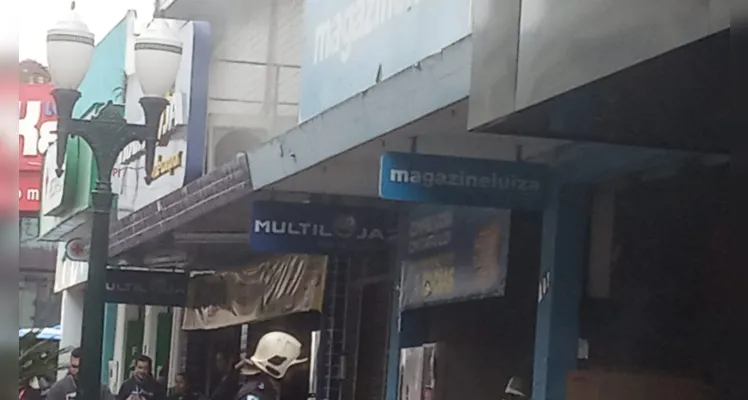 Incêndio teria iniciado na loja Magazine Luiza.