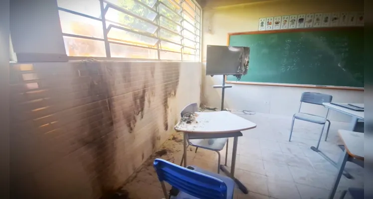 Parte da sala de aula ficou danificada com o incêndio.