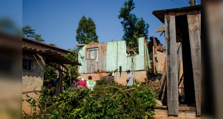 A situação mais grave foi a queda de um grande pinheiro sob três casas