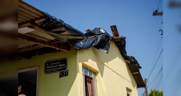 A situação mais grave foi a queda de um grande pinheiro sob três casas