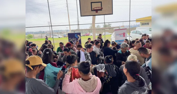  Também foram distribuídas roupas e acessórios de inverno arrecadados pela Campanha PG Sem Frio