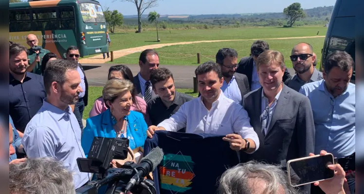 Minsitro Celso Sabino recebeu presentes de Ponta Grossa.