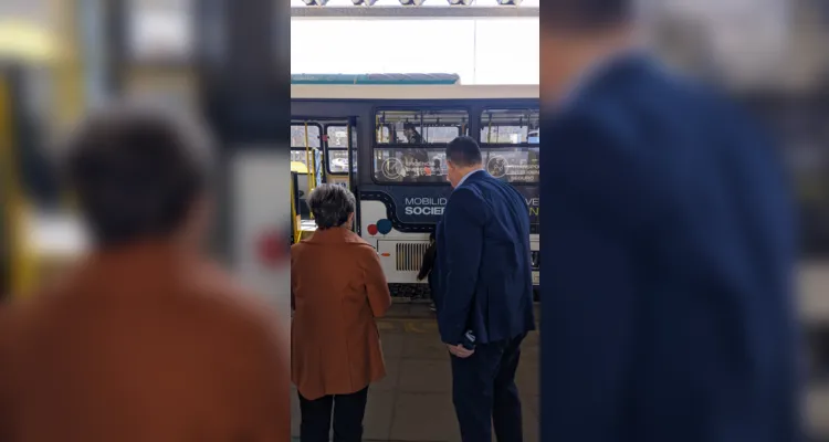 Prefeita Elizabeth Schmidt e Presidente da Compagás foram ao Terminal Central com o ônibus.