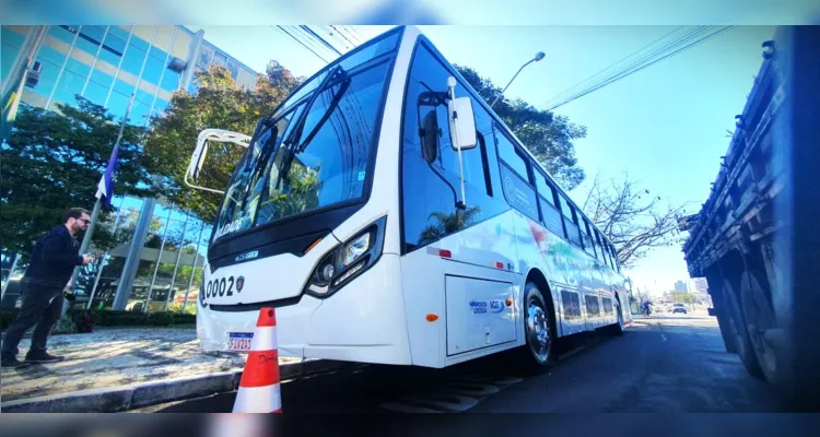 Ônibus foi apresentado à imprensa nesta segunda-feira (31).