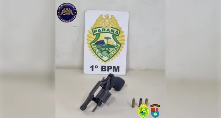 Várias armas foram apreendidas pelos policiais.