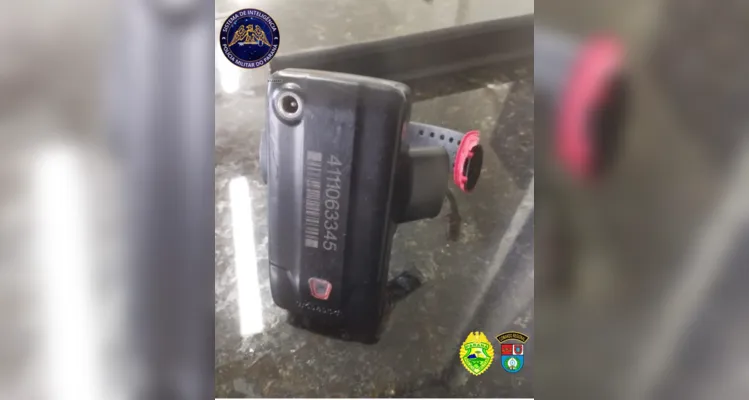 Uma tornozeleira eletrônica também foi apreendida.