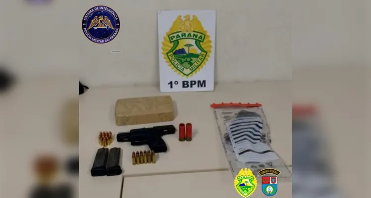 Armas e munições foram apreendidas pelos policiais militares.