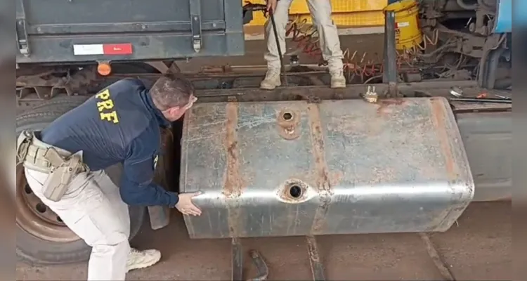 Drogas estavam escondidas no tanque da gasolina da carreta. 