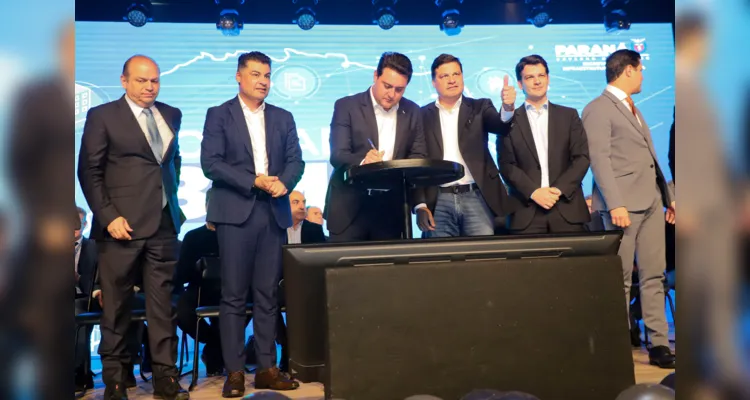 Governador Ratinho Junior durante assinatura do programa.