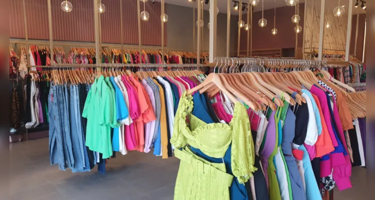 Espaço contará com diversas roupas para o público feminino.