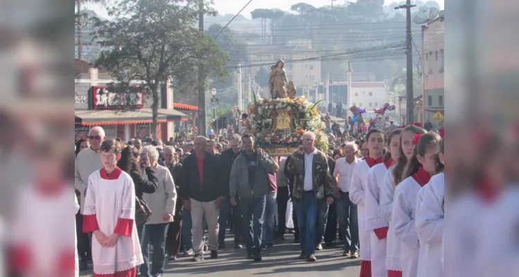 Festa de 'Sant'Ana leva milhares de fiéis às ruas de Castro e PG