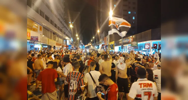 Torcedores do São Paulo fazem festa em avenida de Ponta Grossa