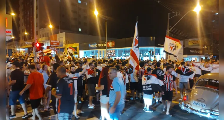Torcedores do São Paulo fazem festa em avenida de Ponta Grossa
