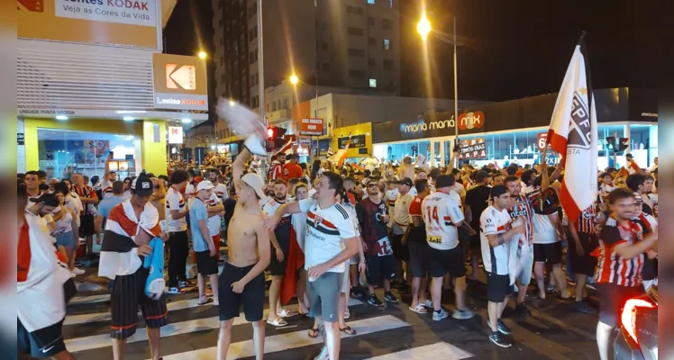 Torcedores do São Paulo fazem festa em avenida de Ponta Grossa