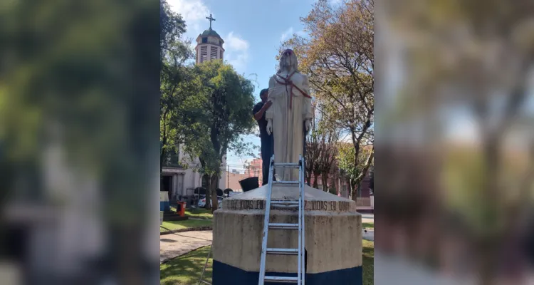 Funcionários da Prefeitura trabalham na reparação da estátua de Tiradentes